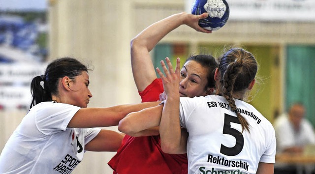 Hier tut es  weh: Leonie Hartl (HSG, Mitte) gegen Regensburg   | Foto: Seeger