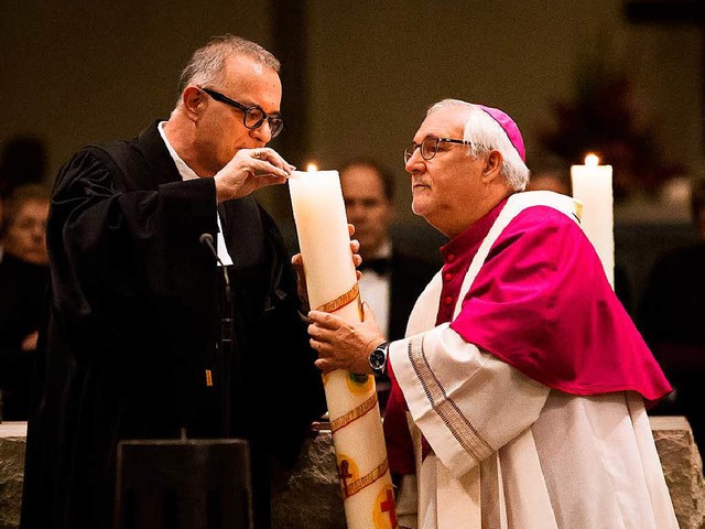 Der Wrttemberger Landesbischof Frank ...in Stuttgart gemeinsam eine Kerze an.   | Foto: dpa
