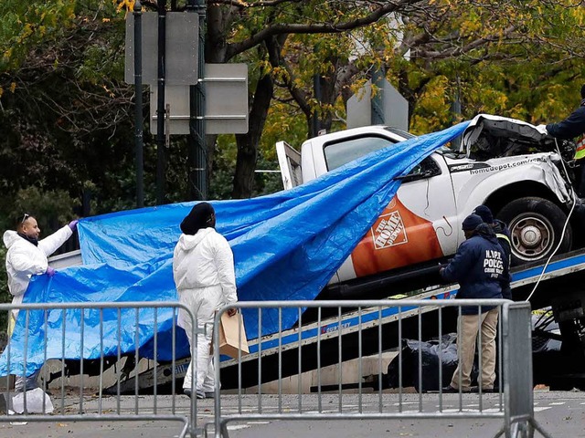 Das Wrack des Pick-ups, mit dem der At...acht Menschen in New York gettet hat.  | Foto: dpa