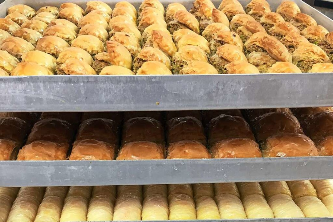 Die Bäckerei Sevgin hat eine große Aus...nd insbesondere türkischen Leckereien.  | Foto: Bäckerei & Konditorei Sevgin
