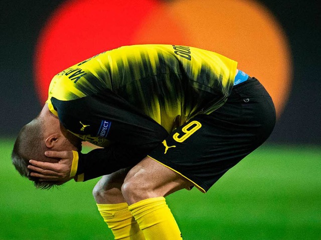 Dortmunds Andrej Jarmolenko fasst sich nach einem Zweikampf an den Kopf.  | Foto: dpa