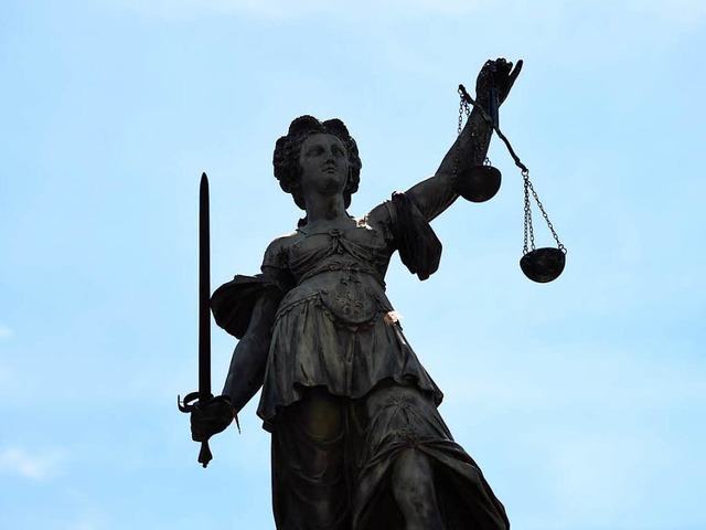 Justitia soll Recht sprechen.  | Foto: Arne Dedert