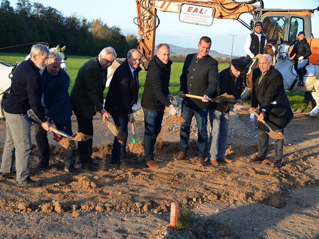 Der Bau der neuen Sportanlage  des Rei...enstich offiziell in Angriff genommen.  | Foto: Hans-Jochen Voigt