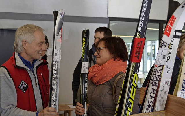 Die Fachberatung des Skiclubs wird gerne angenommen.  | Foto: Liane Schilling