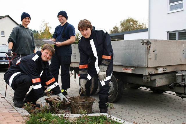 Aktion saubere Gullys: Im besonderen H... Jugendwehrler sowie das Werkhof-Team.  | Foto: Lacher