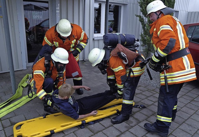 Die Verletzten wurden von den Feuerweh...aus der brennenden Werkstatt geborgen.  | Foto: Jrgen Schweizer