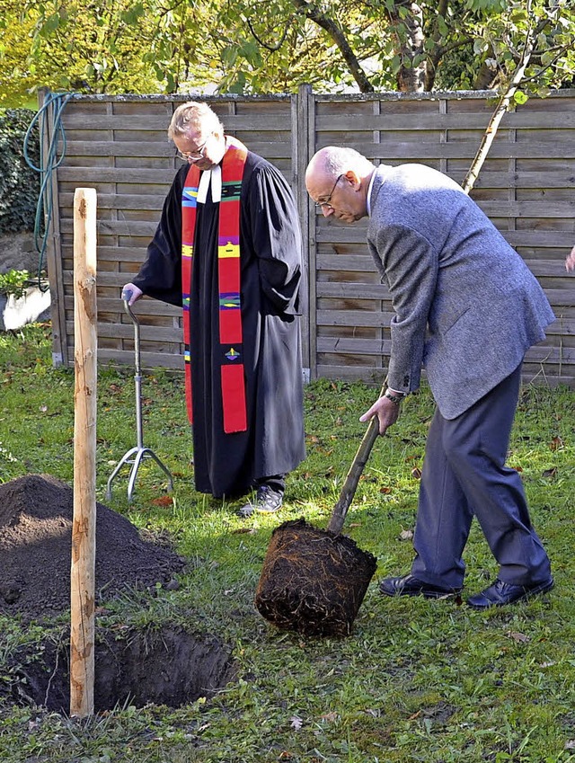 Im Hugsweierer Pfarrgarten pflanzen Pf...us Anlass des Reformationsjubilums.    | Foto: Alfred Arbandt