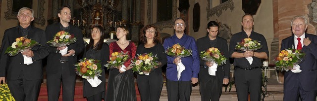 Fr  Andreas Schrder (rechts) und sei...itmusiker gab es zum Abschied Blumen.   | Foto: Frank Leonhardt