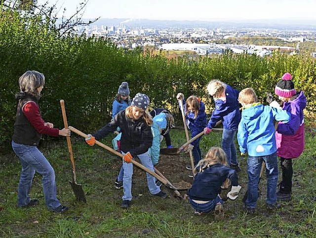 Mit Schaufel und Spaten machten sich die Kinder ans Werk.   | Foto: Privat