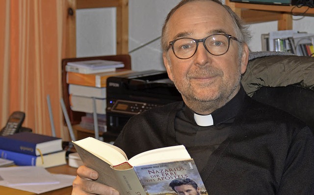 Pater Hermann-Josef Zoche  prsentiert sein neues Buch.   | Foto: Scheuble