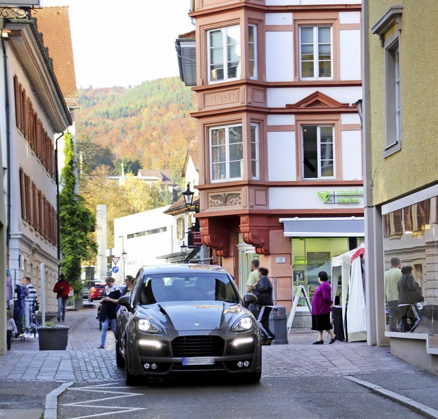 Hochmotorisierte Autos kreuzen durch d...eise durch extremen Auspufflrm auf.    | Foto: Kares