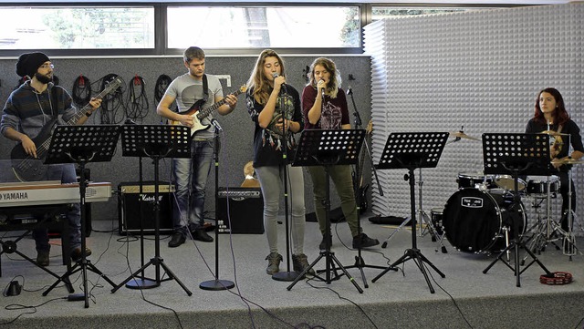 Die Mitglieder der  Band &#8222;Cafout...ei der Probe in der Emil-Drle-Schule   | Foto: Laura Winter