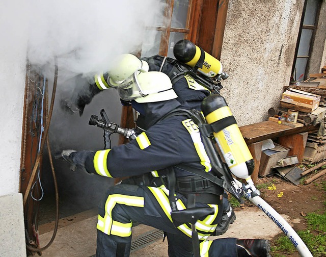Unter ziemlich realistischen Bedingung...g der Feuerwehr in Schlchtenhaus ab.   | Foto: Ralph Lacher