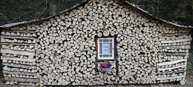 Ein Haus aus Scheitholz wurde am Erdmannspfad zwischen Wehr und Hasel errichtet.  | Foto: Hansjrg Bader