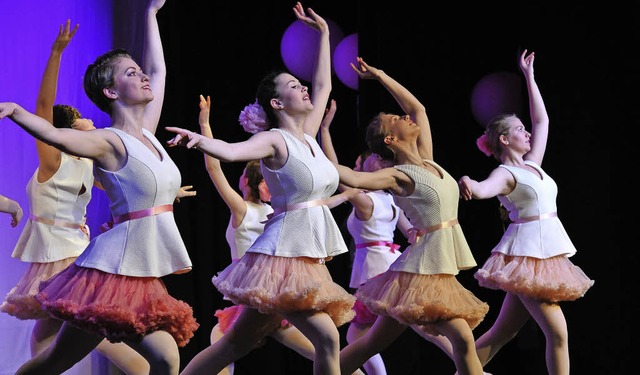 Rosarote Wlkchen schwebten bei der vergangenen Tanztheatershow durch den Saal.   | Foto: Hans-Peter Mller