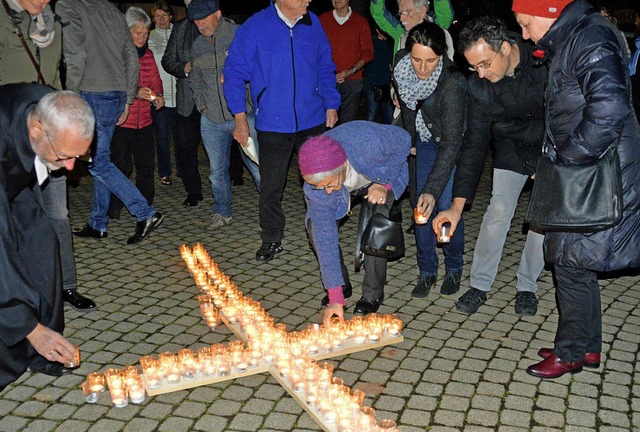 Auf dem Stegener Hallenvorplatz schufe... Kreuz als Zeichen der Verbundenheit.   | Foto: Gerhard Lck