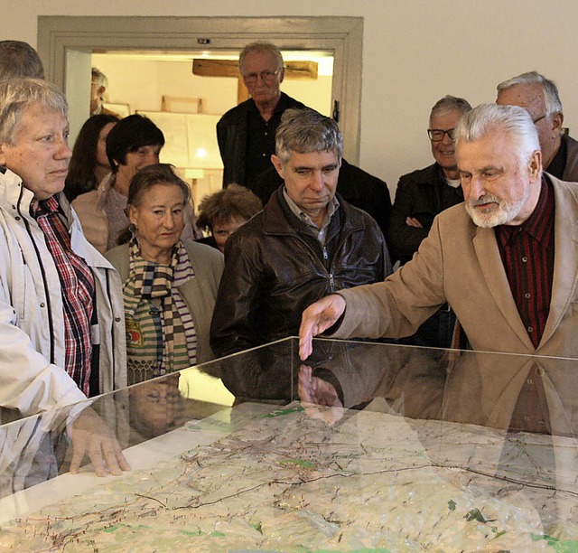 Erluterungen zur Geschichte der Karto...bei  der Vernissage im Museum Schiff.   | Foto: Peter Schtz