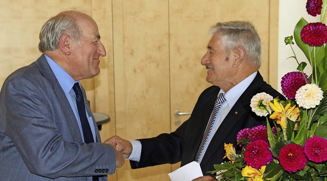 Dieter Lsch vom VdK-Kreisverband grat...sitzendem Kurt Stcklin zum Jubilum.   | Foto: Horst David