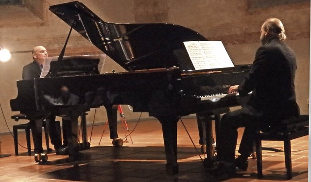 Das Klavier-Duo Rolf Schwoerer-Bhning...ortrgen an zwei Flgeln die Zuhrer.   | Foto: Bianca Flier