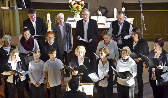 Der evangelische Kirchenchor   &#8222;...en mit fr die musikalische Umrahmung.  | Foto: Marco Schopferer