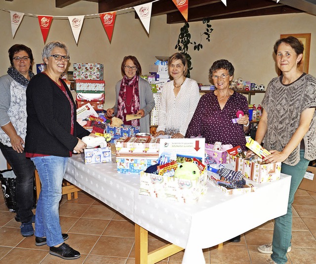 Sechs Frauen des 18-kpfigen Helfertea...er Aktion Weihnachten im Schuhkarton.   | Foto: Silke Hartenstein