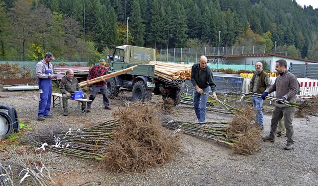 Verteilung bei der Baumpflanzaktion de...Organisator Valentin Brugger (rechts)   | Foto: Nikolaus Bayer