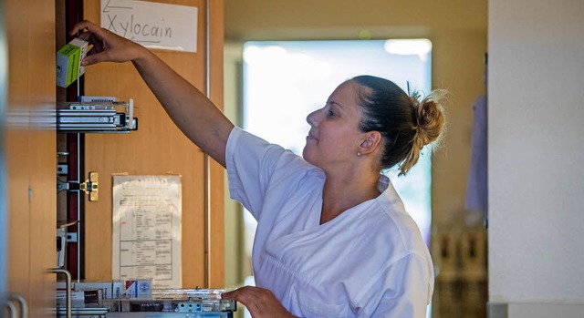 Krankenpflege ist, so sieht es der zus... fr die Angestellten voranzubringen.   | Foto: Andreas Arnold (dpa)