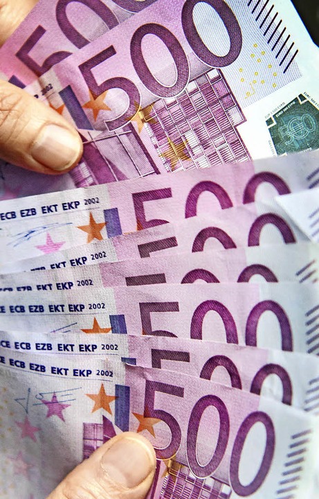 Welcher Verein htte nicht gern so einen 500-Euro-Schein?   | Foto: dpa
