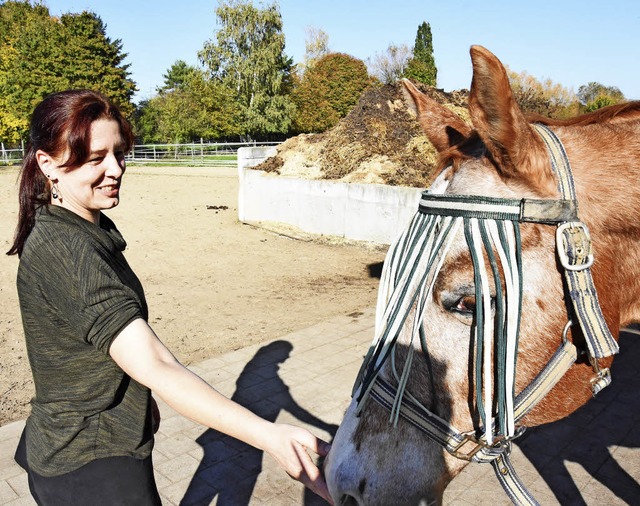 Heike Seifried mit einem Pferd des Gna... Die Tiere haben oft Schlimmes erlebt.  | Foto: Jonas Hirt