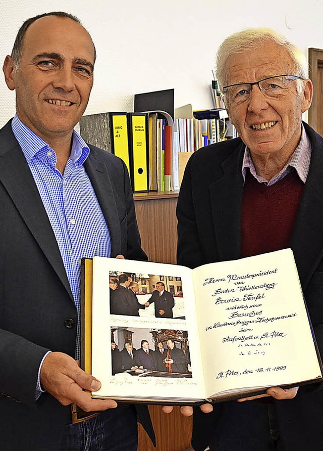 Brgermeister Rudolf Schuler (links) u... Rohrer mit aufgeschlagenem Gstebuch   | Foto: Alexandra Wehrle
