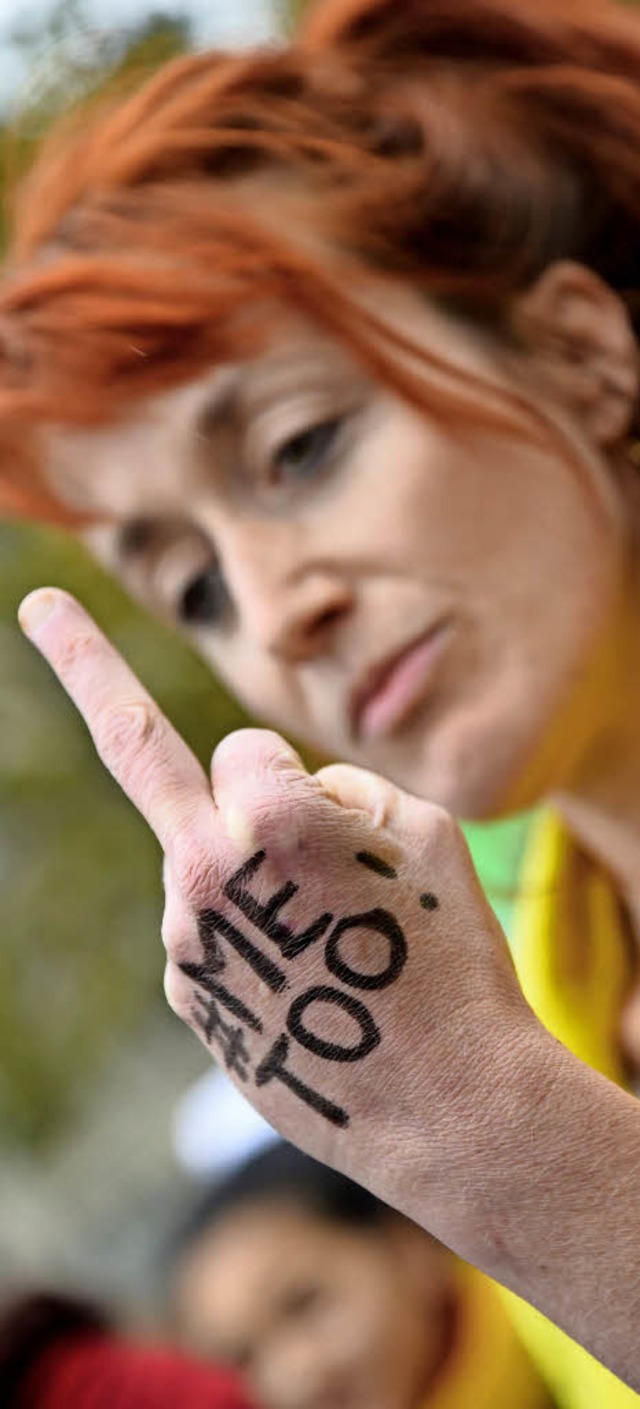 Eine Frau bei einem Protest  in Paris gegen sexuelle Gewalt Ende Oktober  | Foto: dpa/reiser