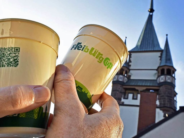 Hoch die Tassen! Der Freiburg-Cup hat ...dard ist, wird&#8217;s noch dauern.     | Foto: Michael Bamberger