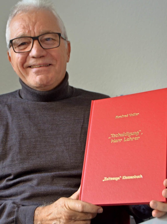 Ein ganz besonderes Klassenbuch verfasste Manfred Voler.   | Foto: Gerhard Walser