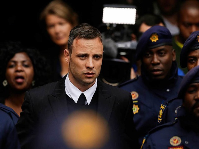 Oscar Pistorius verlsst am 14. Juni 2...erste Gericht nach einer Verhandlung.   | Foto: dpa