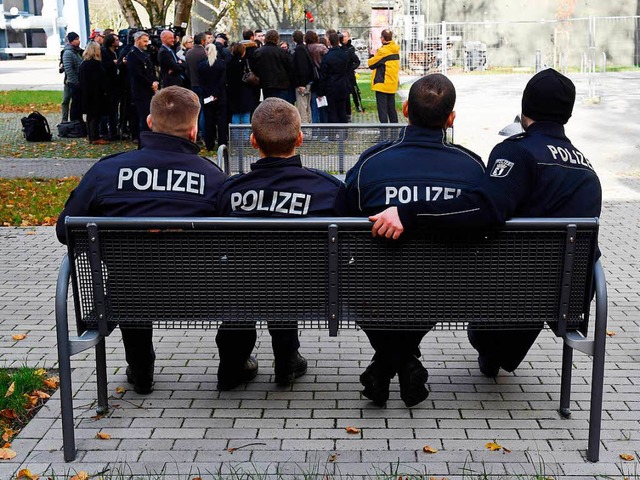 Junge  Polizisten beobachten die Journ...den, um sich ein Bild zu verschaffen.   | Foto: dpa