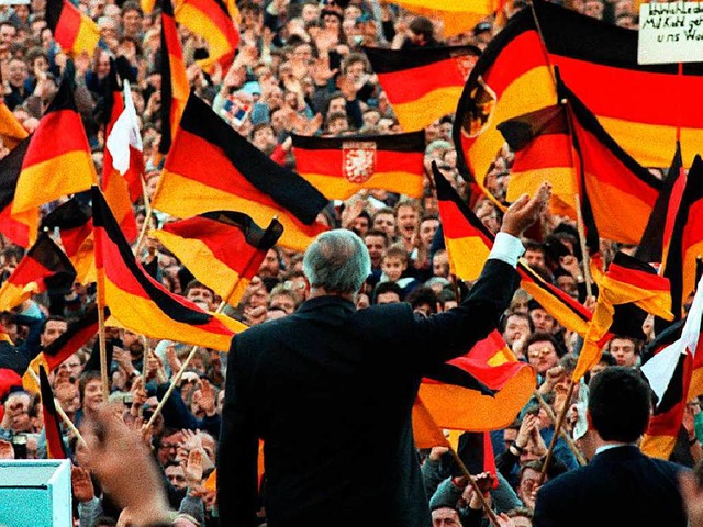 Gesamtdeutscher Jubel: Helmut Kohl im ...einer Wahlkampfveranstaltung in Erfurt  | Foto: dpa