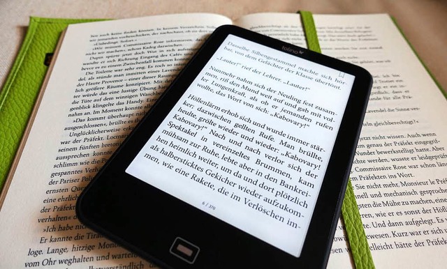 Ein E-Book-Reader auf einem Buch  | Foto: dpa