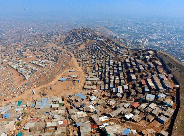 Blick ber die peruanische Hauptstadt ... den Anden ereignete sich das Unglck.  | Foto: dpa