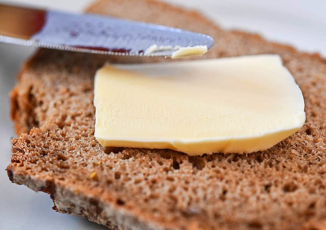 Butter auf einer Scheibe Brot.  | Foto: dpa