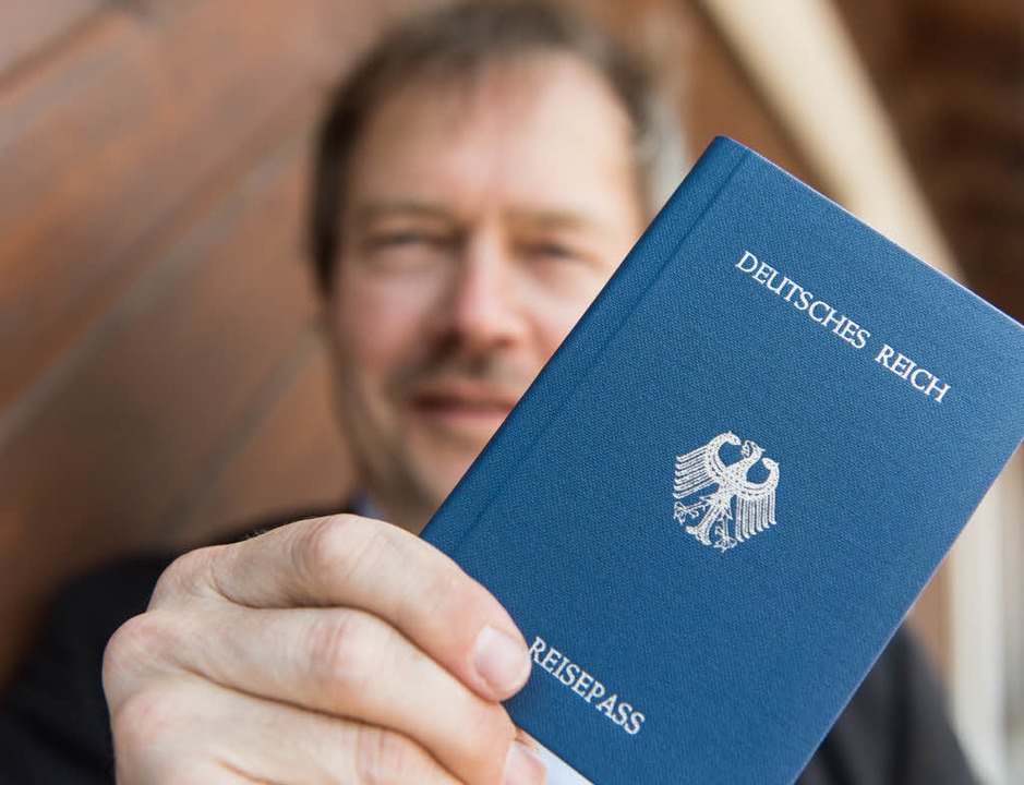Joachim Widera mit seinem Pass, auf de...ptet, dieser würde am Zoll  anerkannt.  | Foto:  patrick seeger/dpa
