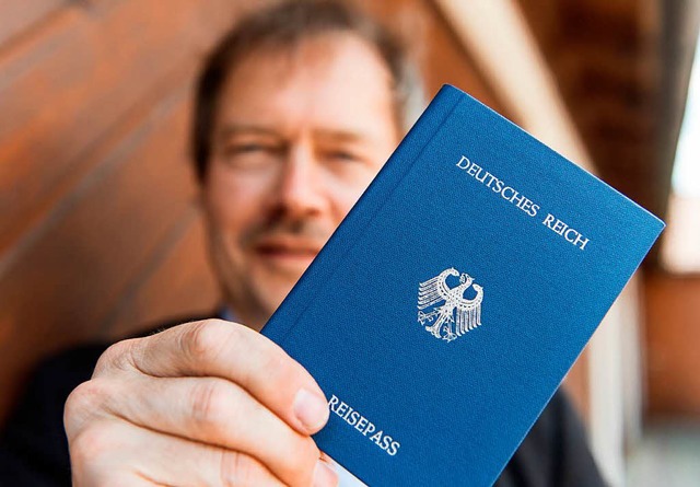 Joachim Widera mit seinem Pass, auf de...uptet, dieser wrde am Zoll anerkannt.  | Foto: Patrick Seeger