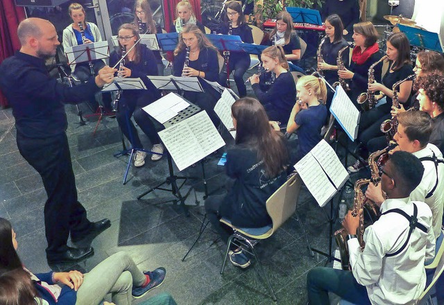 Gemeinsames Konzert: Die Jungmusiker a...Leitung von Dirigent Bastian Lohnert.   | Foto: Ute Schler