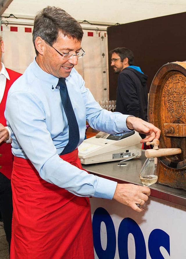 Brgermeister Bruno Metz beim Fassanstich  | Foto: Olaf Michel