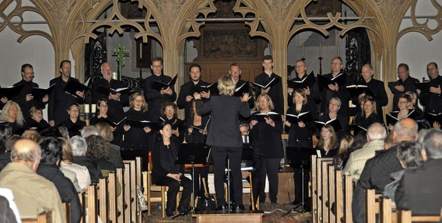 Gemeinsam mit Musikern und einem Chor ...Breisacher Mnster ein Benefizkonzert.  | Foto: Kai Kricheldorff