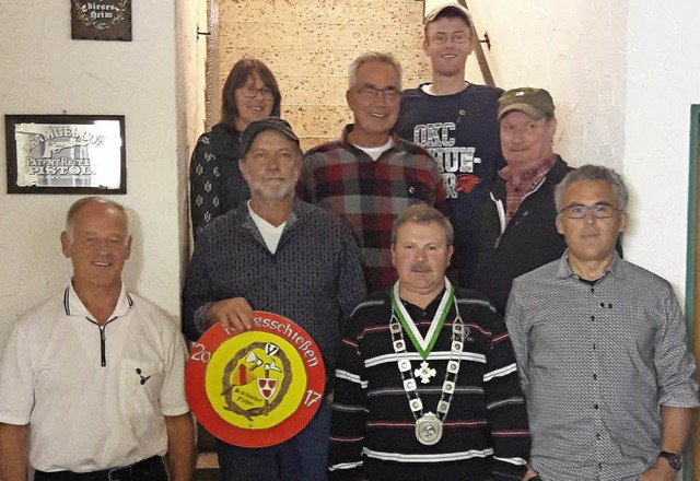 Schtzenknig Roland Kopp (Zweiter von... gewann das Knigsschieen in Altdorf.  | Foto: Verein