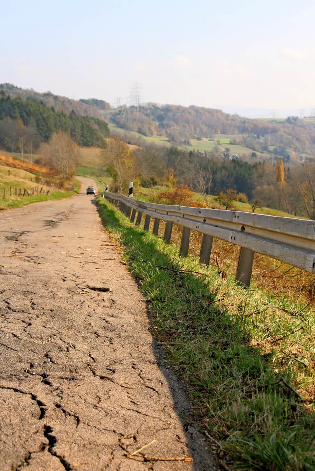 Schmal und schadhaft ist die Kreisstra...bau. Dafr wird die Strae gesperrt.    | Foto: Biedenkapp