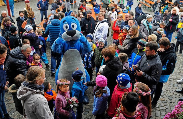 Maskottchen Piet Flosse zog viele junge und ltere Fans an.  | Foto: Bettina Schaller