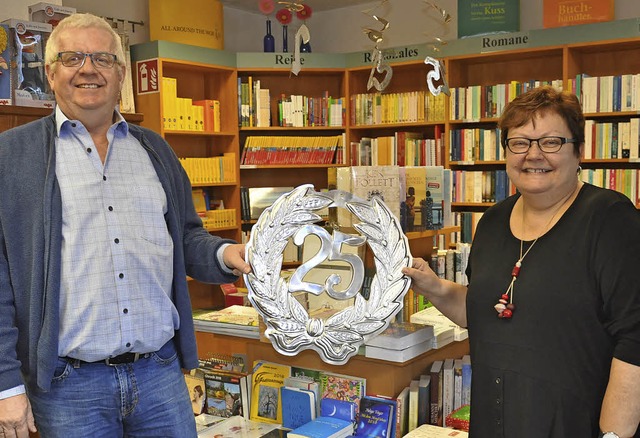 Detlef und Marianne Berger in ihrer Buchhandlung am Kanderner Marktplatz.  | Foto: Jutta Schtz