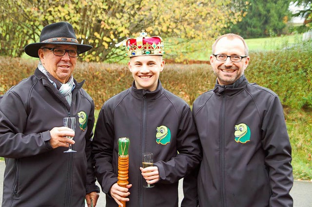 Der neue und jngste Froschenknig Luk...d Knig-Betreuer Edmund Maier (links).  | Foto: Petra Wunderle