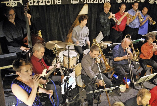 Das Big Sound Orchestra mit seiner Sn... Isa Morgenstern (links) im Jazztone.   | Foto: Thomas Loisl Mink